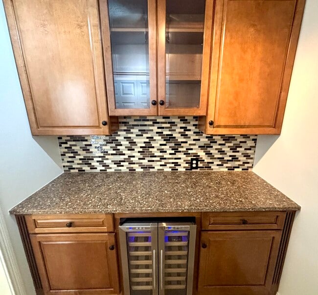 Building Photo - 433 Deer Lake Pl