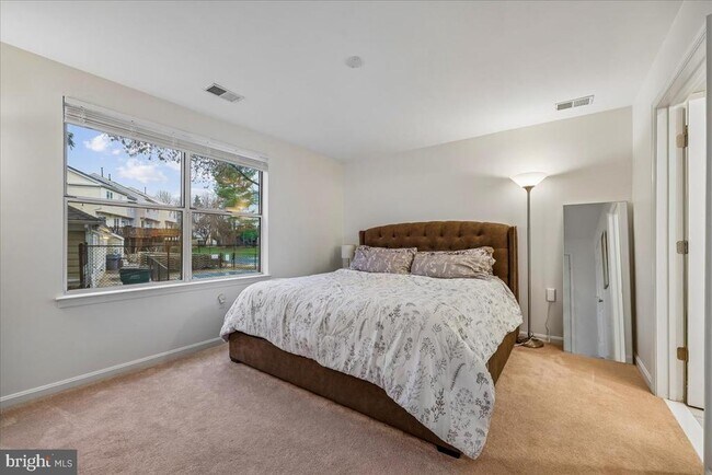 Building Photo - 10010 Vanderbilt Cir