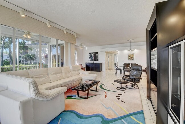 Building Photo - 5233 Lake Catalina Dr N
