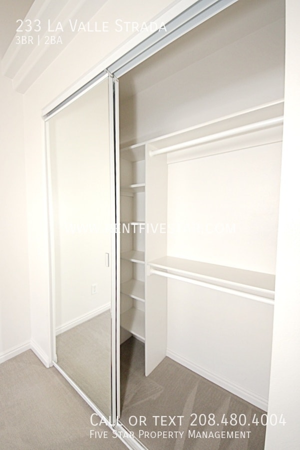 Building Photo - 233 La Valle Strada Ln