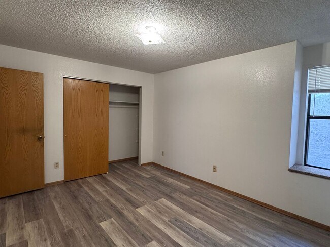 Building Photo - Sunny and Cute 2 Story, 2Bed, 1.5Bath Townhouse in Grand Junction!!!!