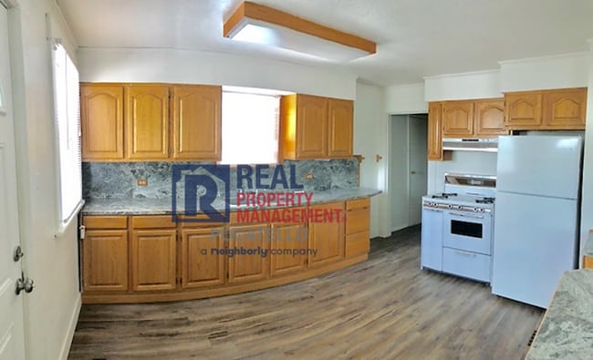 Building Photo - Beautiful Large 2 Bedroom 2 Bathroom Home ...