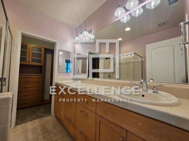 Building Photo - 2/2.5, 2 Car Tandem Garage, 2 En-Suite Bedrooms, Washer and Dryer - Japan Town