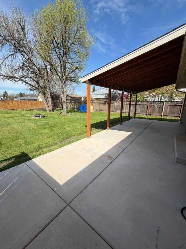 Building Photo - 370 11th St