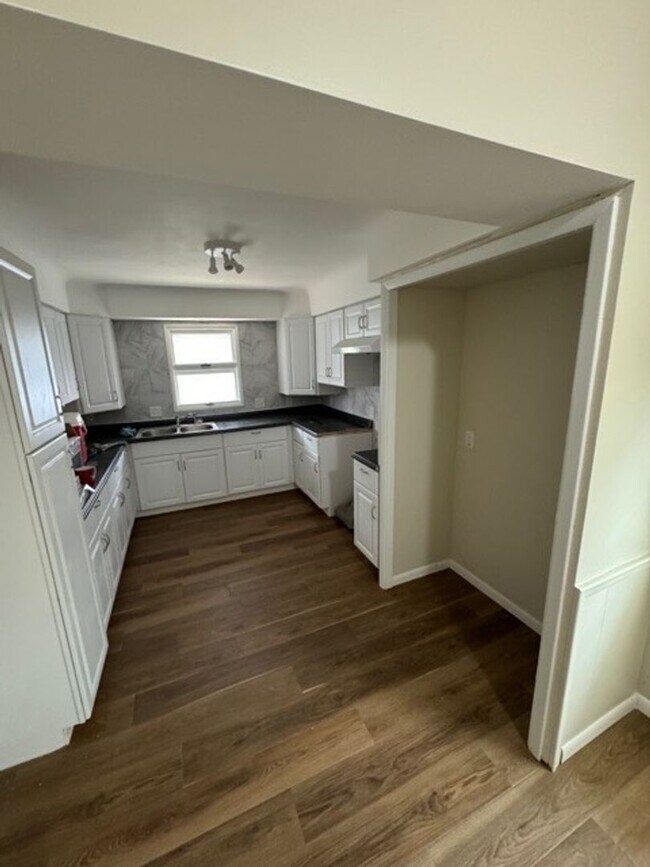 Building Photo - Charming 3-Bedroom Property in Prime Location