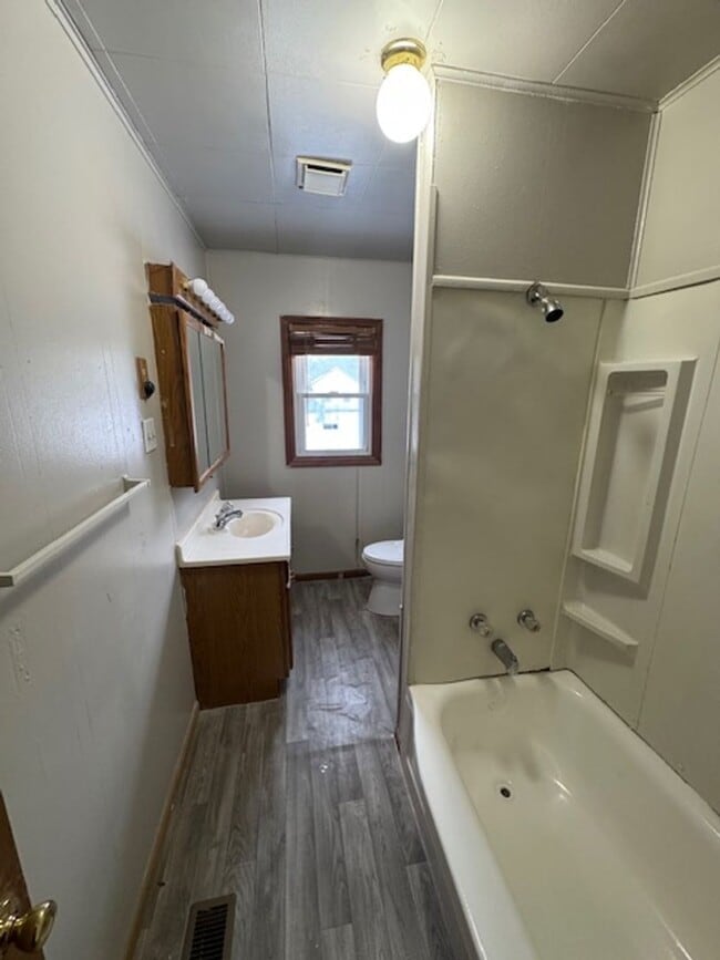 Building Photo - 4015 E Pettit Ave