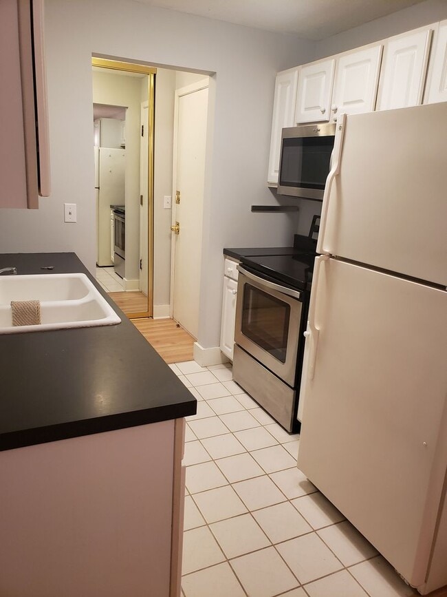 Building Photo - Comfortable 2-Bedroom Condo Near Lake Minnetonka – Private Deck & Resort-Style Amenities