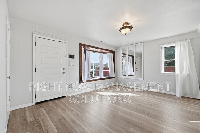 Building Photo - 415 W Linden St