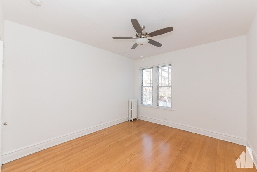 Building Photo - 7000 N Sheridan Rd