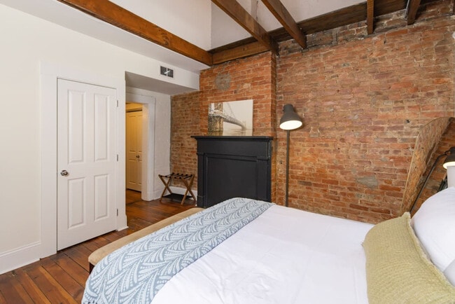 Building Photo - 152 E McMicken Ave