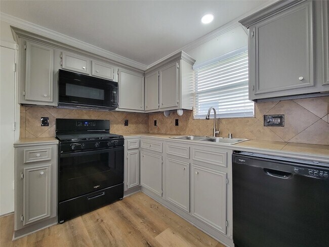 Building Photo - 3658 Villa Glen Dr
