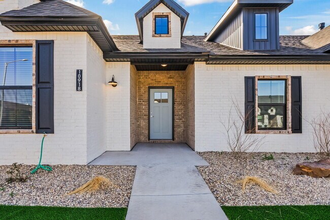 Building Photo - 10918 Albany Ave