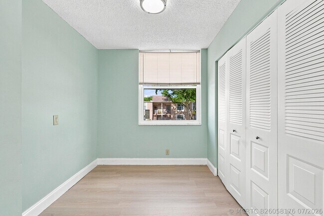 Building Photo - 950 NW 80th Ave