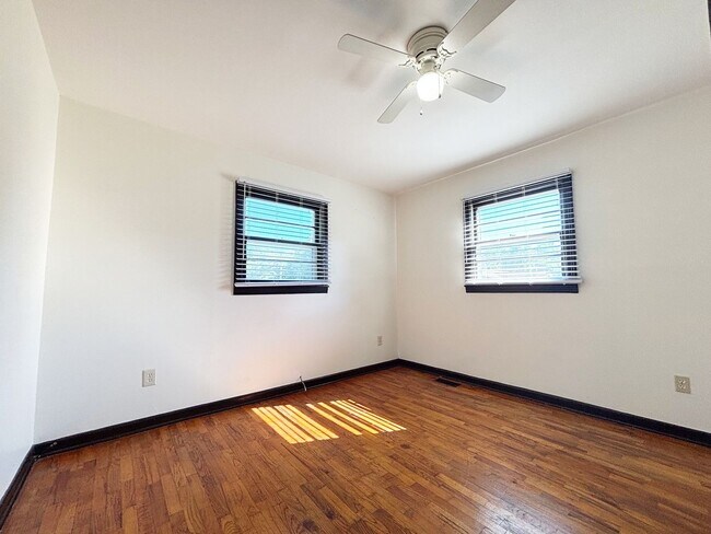 Building Photo - Greenback 37742 - 3 bedroom, 1 bath home - Contact Jeremy Logan (865) 307-2273