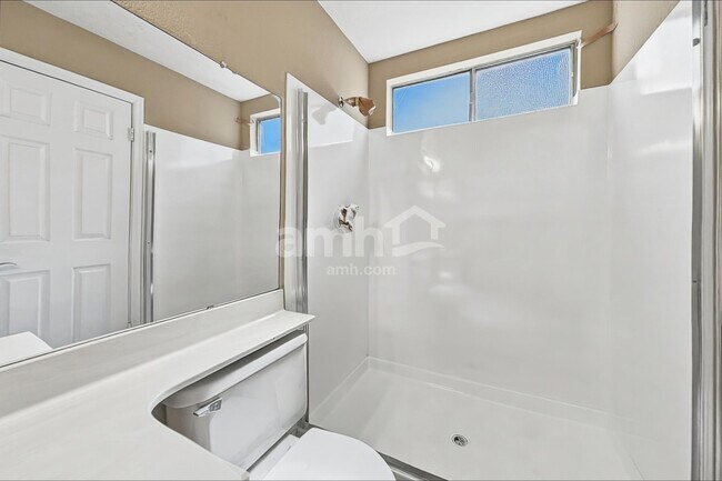 Building Photo - 5553 W Shangri-la Rd
