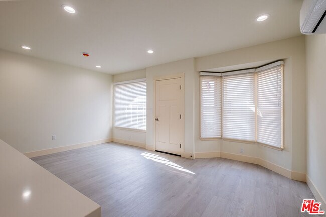 Building Photo - 216 N Catalina Ave