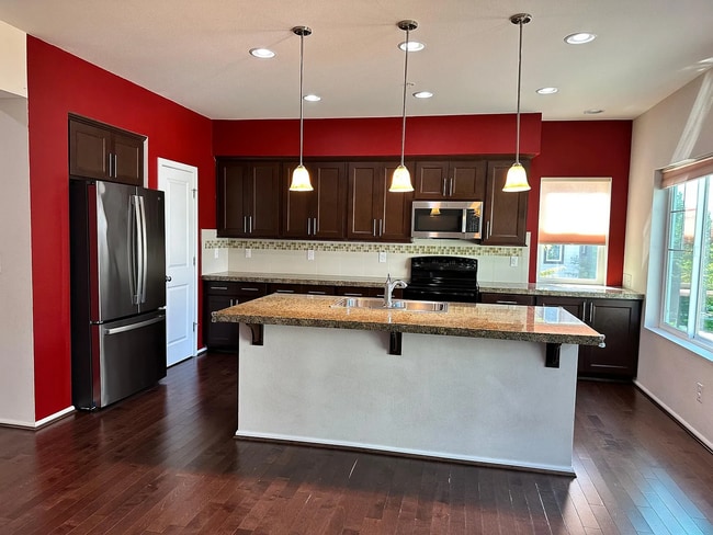Building Photo - Bright & Modern 3BR Redmond End-Unit Townh...