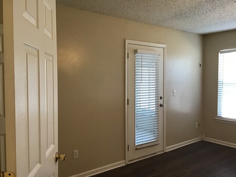 Building Photo - 2038 Belhaven Dr