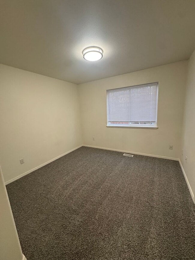 Building Photo - 3 bedroom in downtown Eagle River