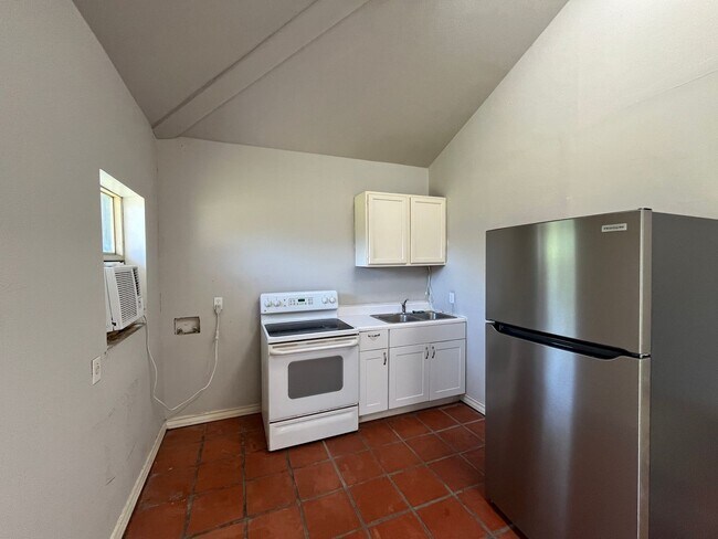 Building Photo - House with Back Apartment in Alameda Estat...