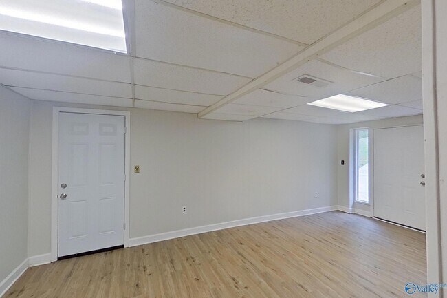 Building Photo - 5169 Beacon Dr