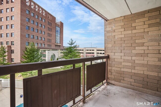 Building Photo - 143 Hoyt St