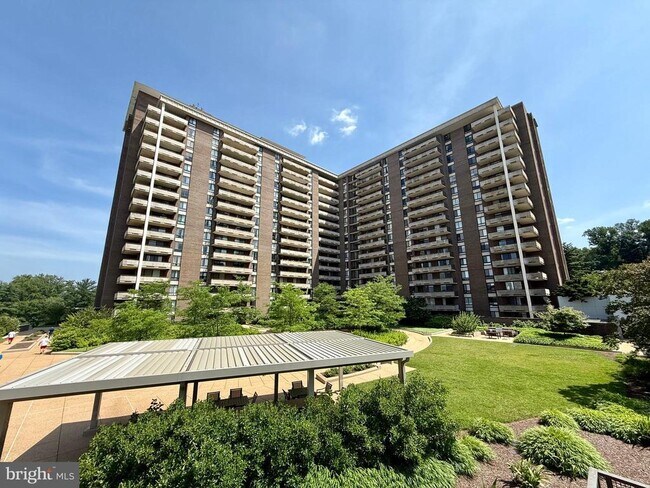 Building Photo - 1800 Old Meadow Rd