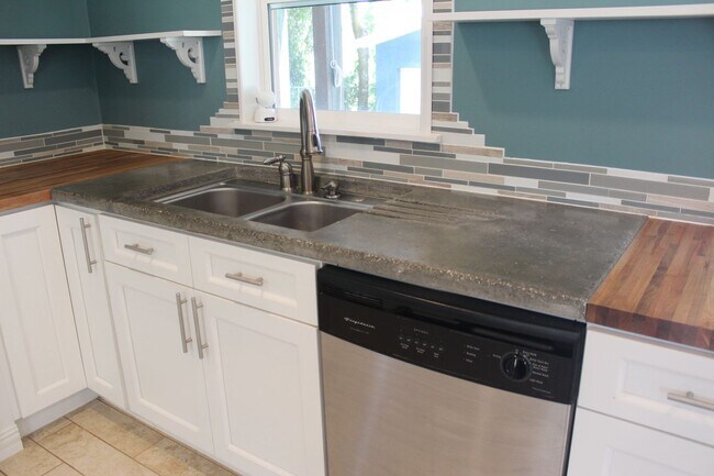 Building Photo - Beautiful 3 bedroom Lakefront Home