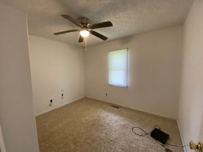 Building Photo - 2 bed - 1 bath - 1 Car Garage Duplex w/ Utilities