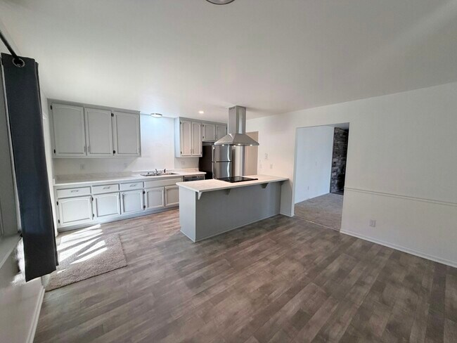 Building Photo - 670 Pine Way