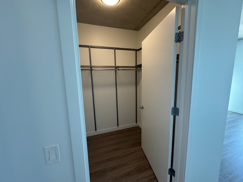 Building Photo - 1001 W Chicago Ave