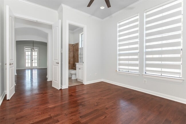 Building Photo - 2000 Le Mans Dr