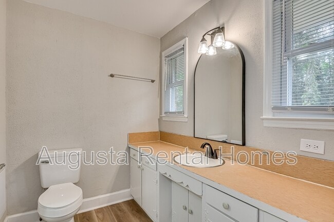Building Photo - 323 Pineview Dr