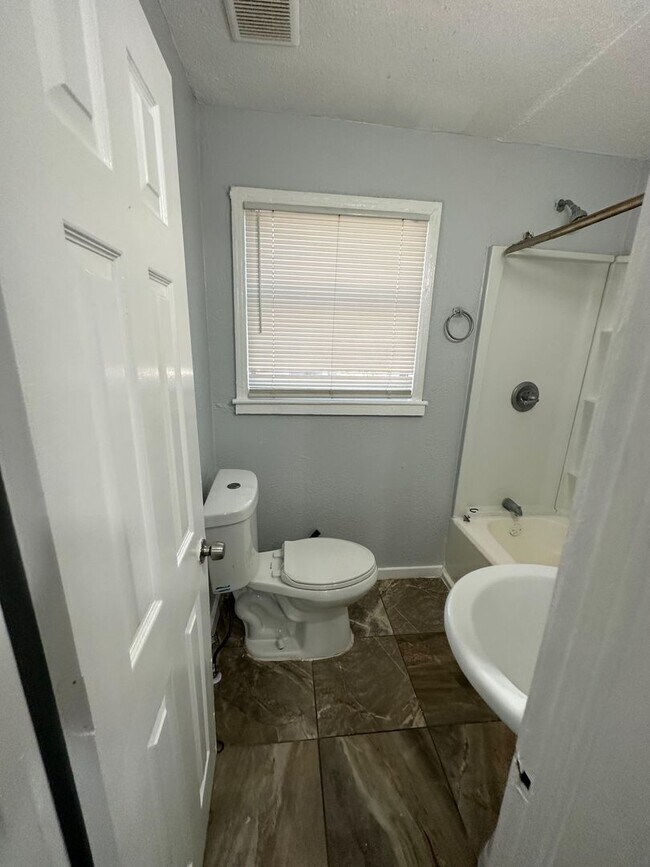 Building Photo - Fully Renovated 3/1 Single Family Ready for Move In!