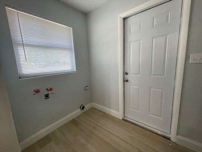 Building Photo - Newly Renovated 3 Bedroom / 2 Bath In Lake...