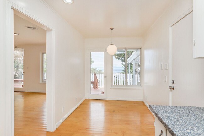 Building Photo - 3 Bed / 3 Bath + Bonus room pet friendly M...