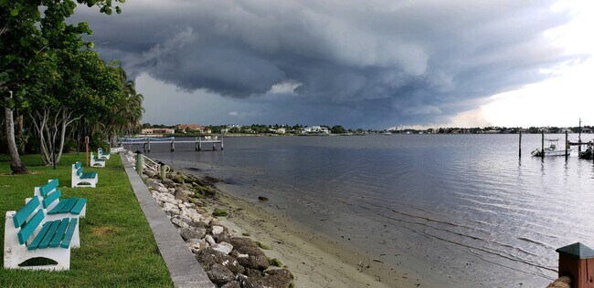 Building Photo - 825 Center St