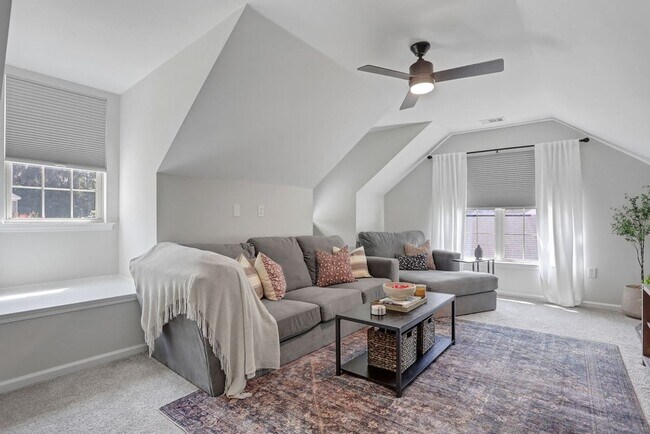 Building Photo - 3 bedroom 2.5 bath with bonus room in Lega...