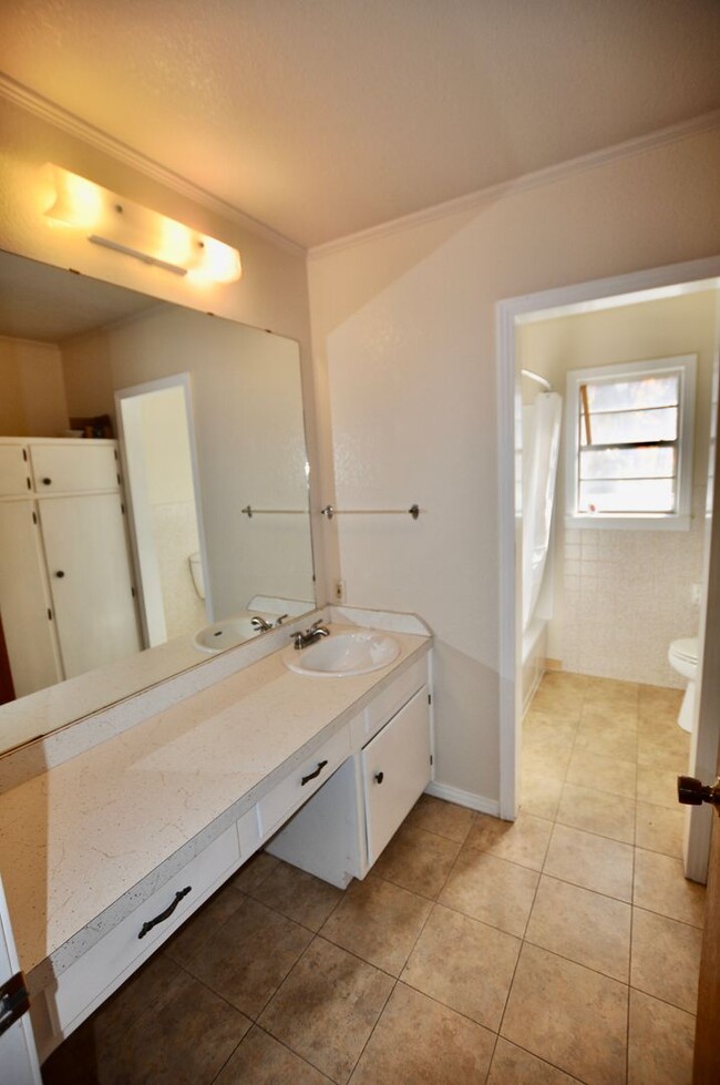 Building Photo - FOR LEASE! Nice 5 BR - 3 Bath - 2,600+ sf ...
