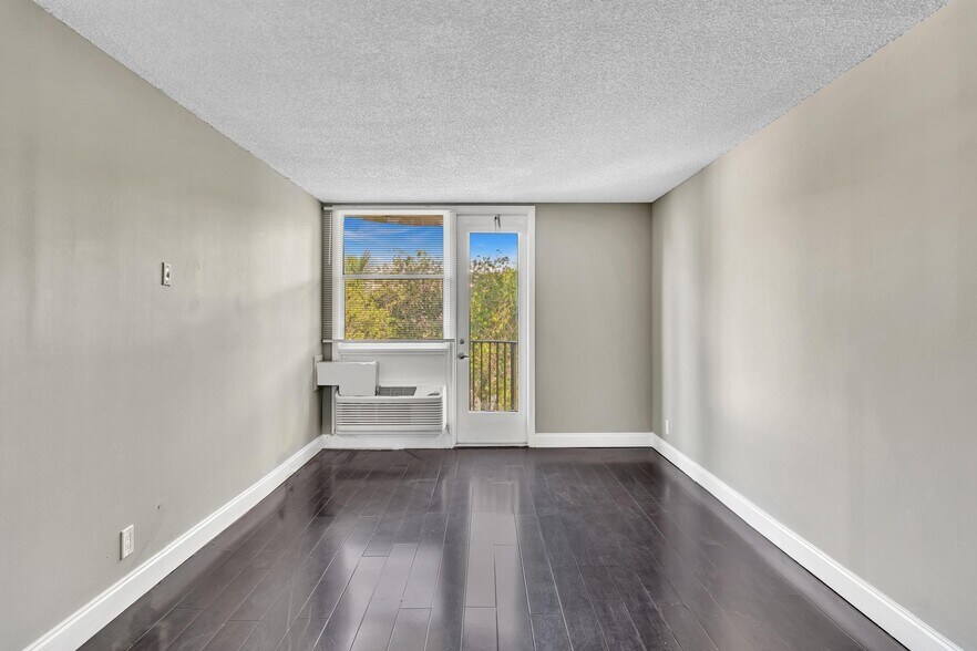 Building Photo - 2701 Riverside Dr