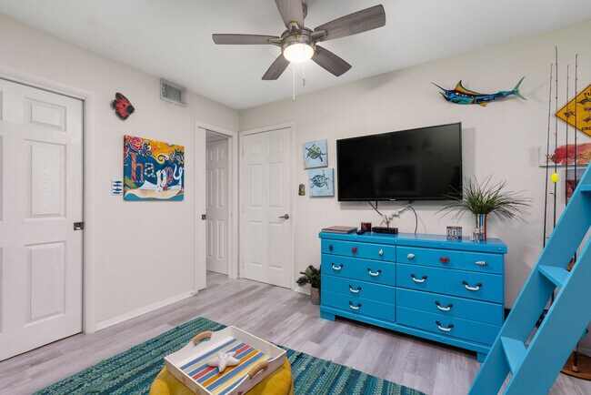 Building Photo - 134 E Huisache St