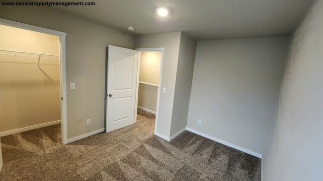 Building Photo - Spacious 4-Bed Single Family-Luxury Living...