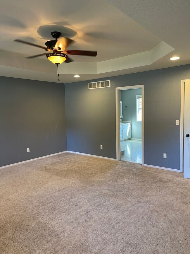 Building Photo - Available November 21st!   6 Month lease