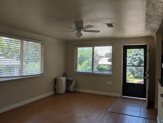 Building Photo - West Wash Park 2/1 Lots of Light, Mountain View and Reserved Parking!!