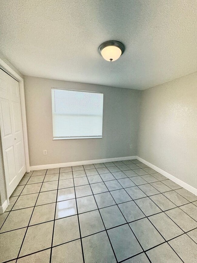 Building Photo - 4/2 Single-family home, AVAILABLE NOW!