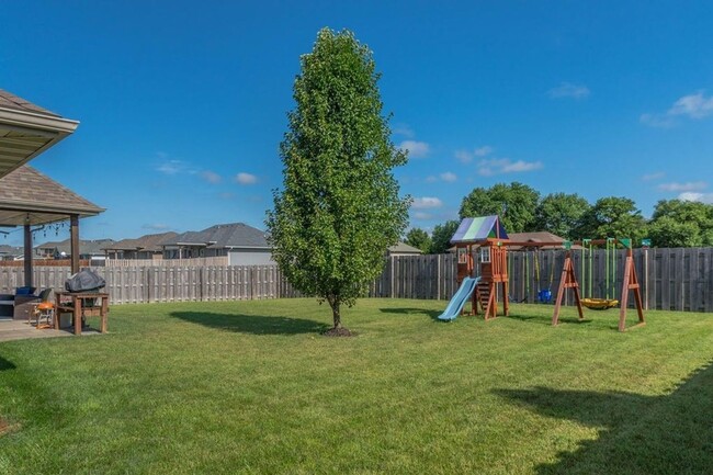 Building Photo - Republic Schools - Gorgeous 4 Bed 2 Bath 3...