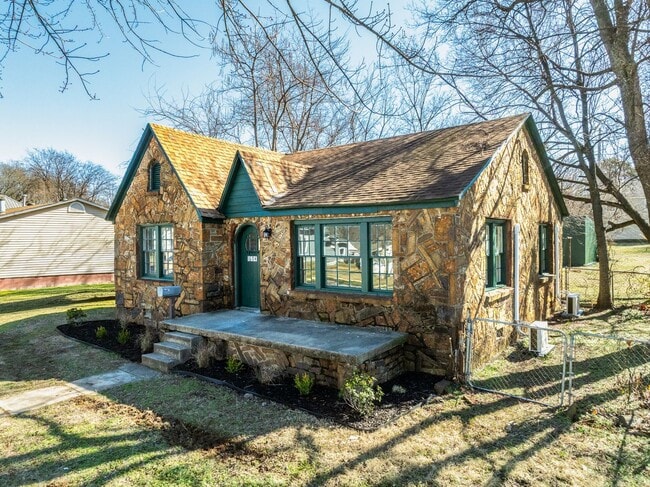 Building Photo - Freshly Updated House