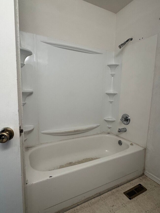 Building Photo - 2 Bed, 1 Bath, 2 Story Townhouse!!!