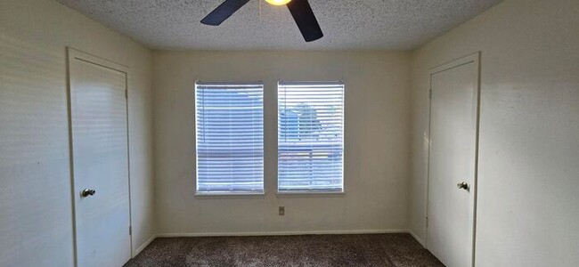 Building Photo - Tour Today! Newly Updated 2/1.5 Townhome i...