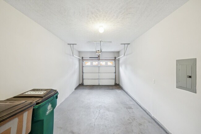 Building Photo - 2120 Lebanon Pike